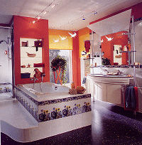 Eingeflieste Standbadewanne auf Podest im Raum
