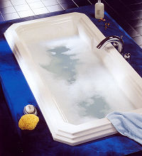 abgesenkte Badewanne in blauer Einfassung