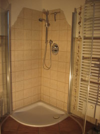 Runddusche mit zwei nach au�en �ffnenden Dreht�ren