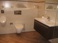 Ansicht mit Urinal, WC und Waschtisch Ansicht mit Urinal, WC und Waschtisch